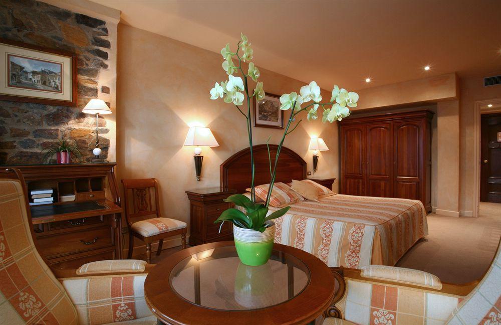 El Castell De Ciutat - Relais & Chateaux La Seu d'Urgell Rum bild